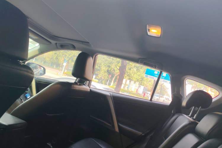 Used Toyota RAV4 2016 2.0L CVT Two-Wheel Drive Fashion Edition China V Standard
