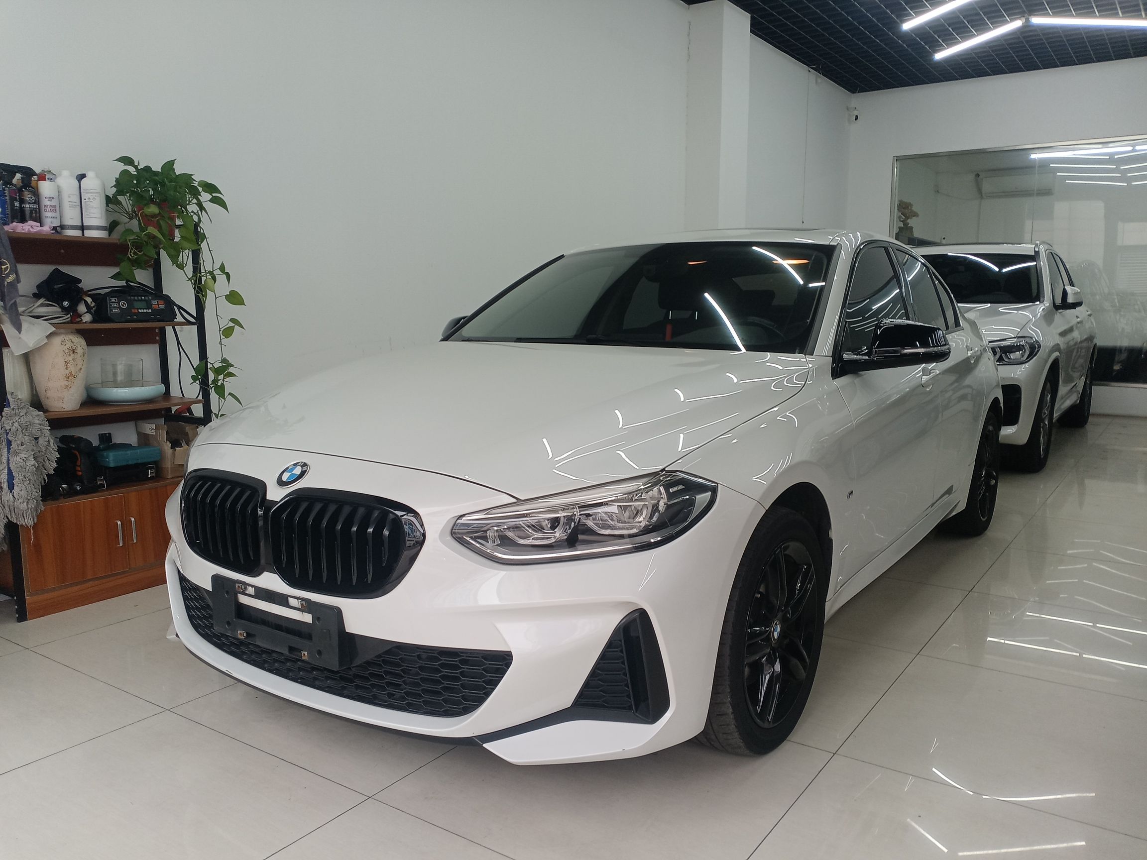 تحت مقدمة السيارة