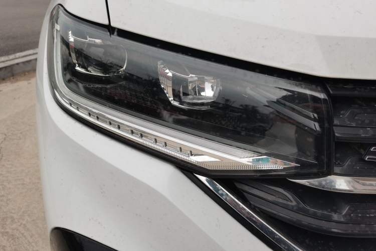 Used Volkswagen Tacqua 2021 200TSI DSG R-Line Smart Connectivity Version Right Front Headlight
