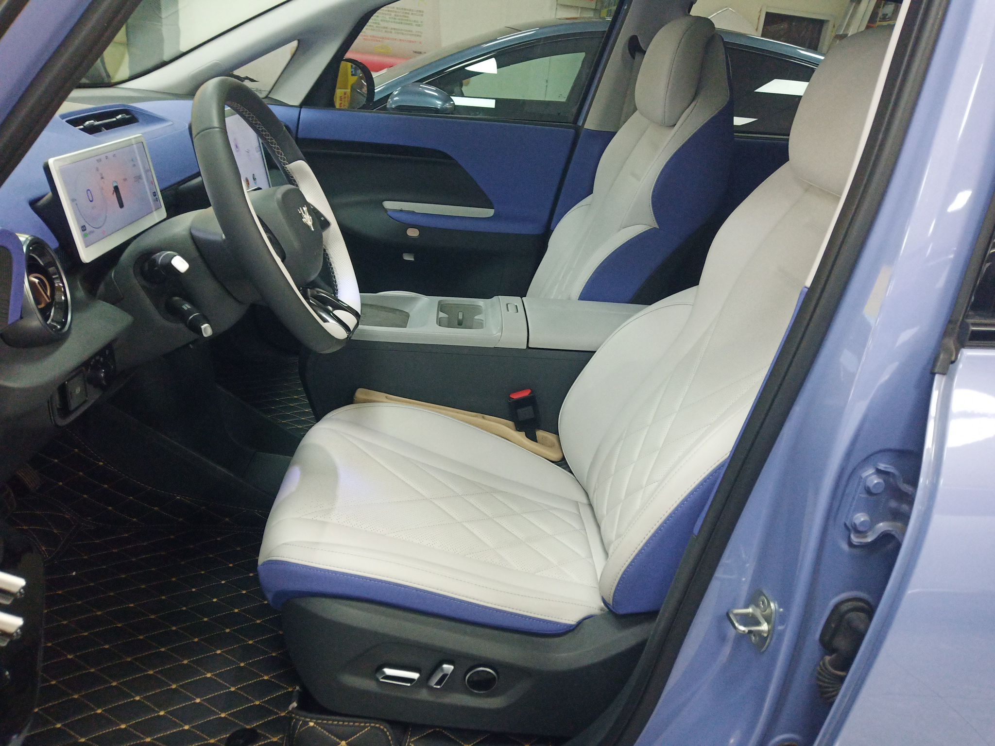 المقاعد الأمامية داخل السيارة