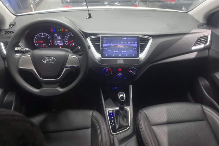 Used Hyundai Verna (new generation) 2016 1.4L Automatic Cool Edition GLS Center Console