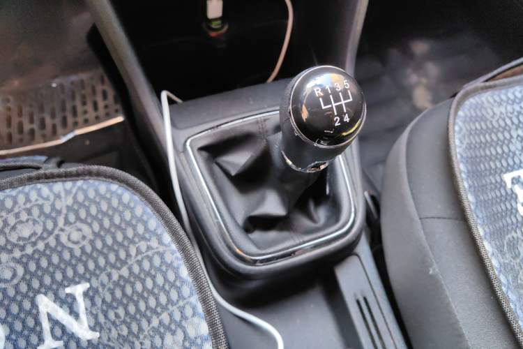 Used Volkswagen Jetta 2013 1.6L Manual Fashion Edition Gear Lever