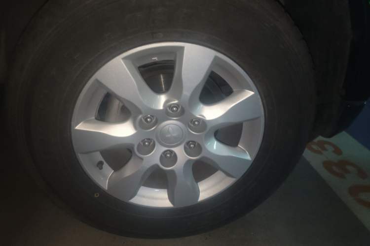 Used Mitsubishi Pajero 2016 3.0L Automatic Standard Version China V Standard Right Front Wheel Hub