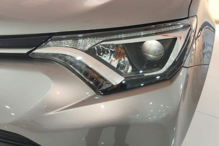 Used Toyota RAV4 2019 2.0L CVT Two-Wheel Drive Comfort Edition China VI Standard