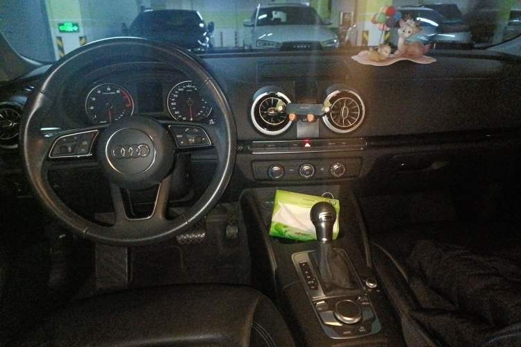 Used Audi A3 2019 Sportback 35 TFSI Fashion Edition China VI Emission Standard Center Console