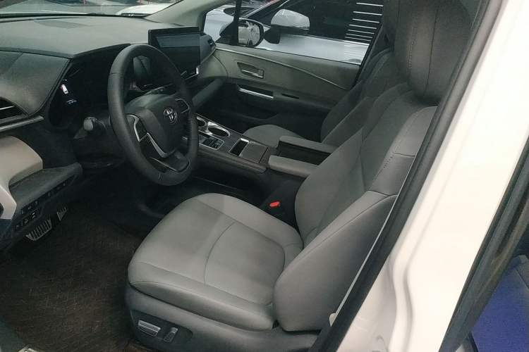 Used Toyota Granvia 2022 2.5L Hybrid Premium Edition Left Front Seat