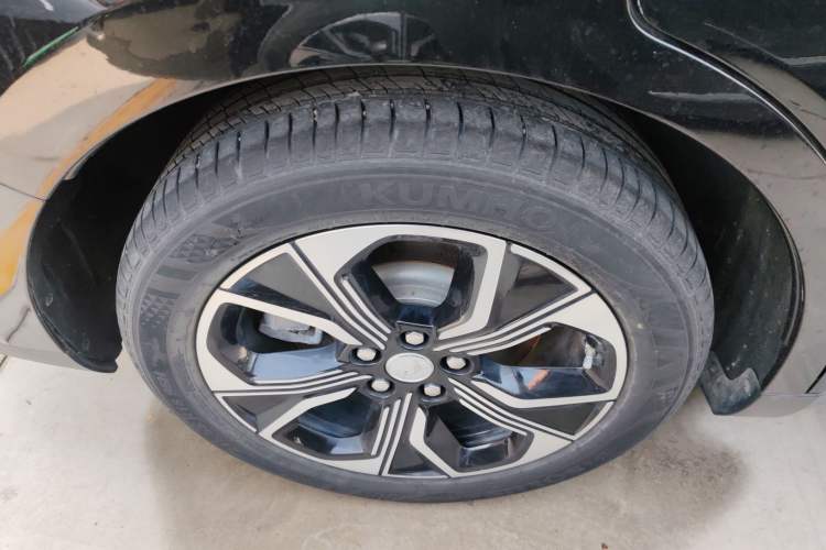 Used Hongqi E-QM5 2021 Charging Version Flagship Edition Right Rear Wheel Hub