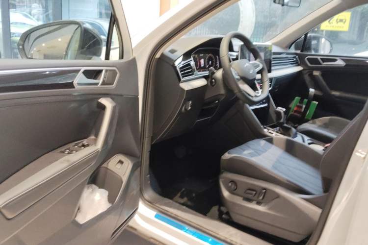 Used Volkswagen Tiguan L 2025 Model, Outstanding Version, 300TSI Automatic Two-Wheel Drive Longteng Edition

