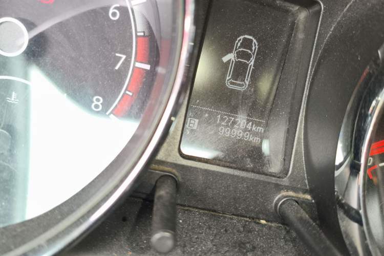 Used Venucia T70 2015 1.6L Manual Ruixing Edition Odometer Close Up