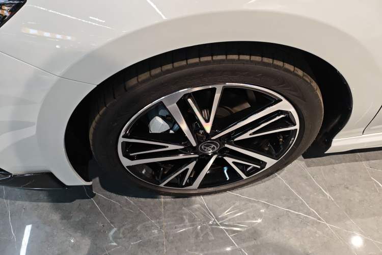 Used Toyota Camry 2026 Model 2.0S Sport Edition Left Front Wheel Hub