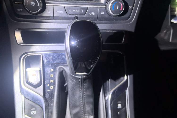 Used Geely Auto Emgrand 2019 Leading Edition 1.5L CVT Luxury Model China VI Standard Gear Lever