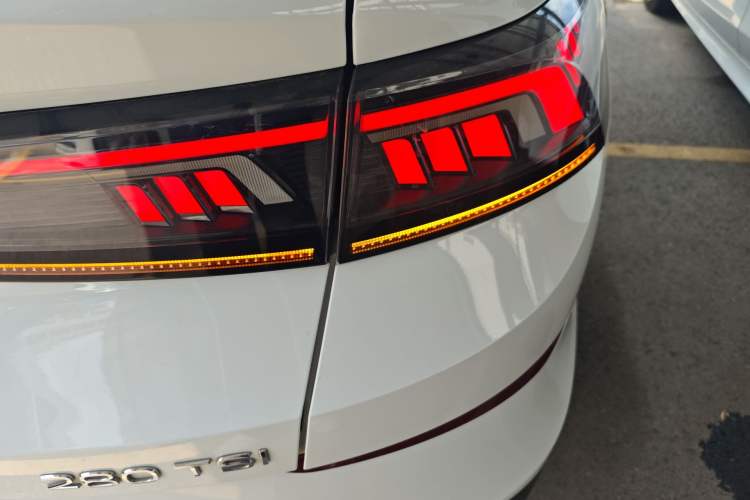 Used Volkswagen Lamando 2024 Lavida L 280TSI DSG Cool & Spicy Edition Right Rear Taillight