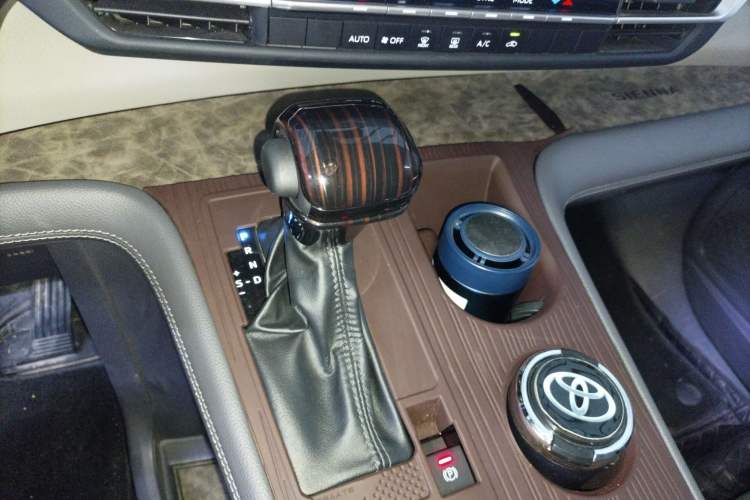 Used Toyota SIENNA 2023 2.5L Hybrid Comfort Edition Gear Lever