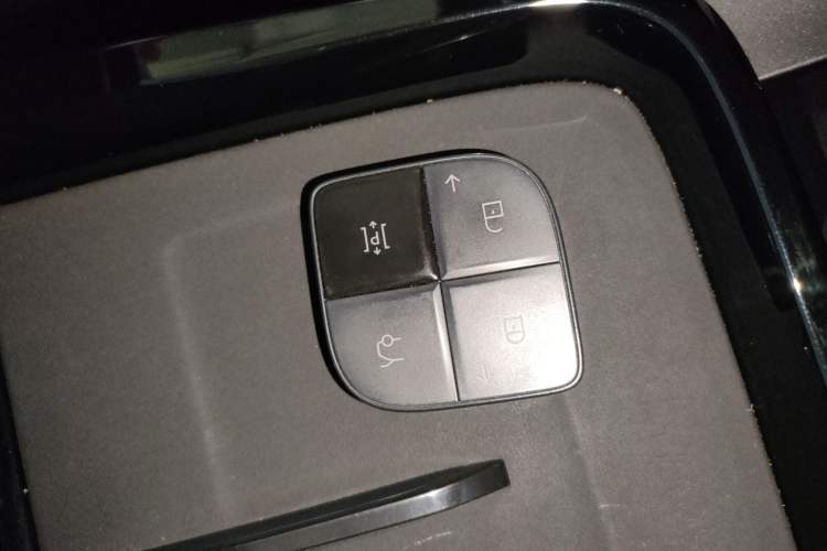 Used Lynk & Co 08 EM-P 2025 220 km All-Wheel-Drive Performance Halo Interior 1