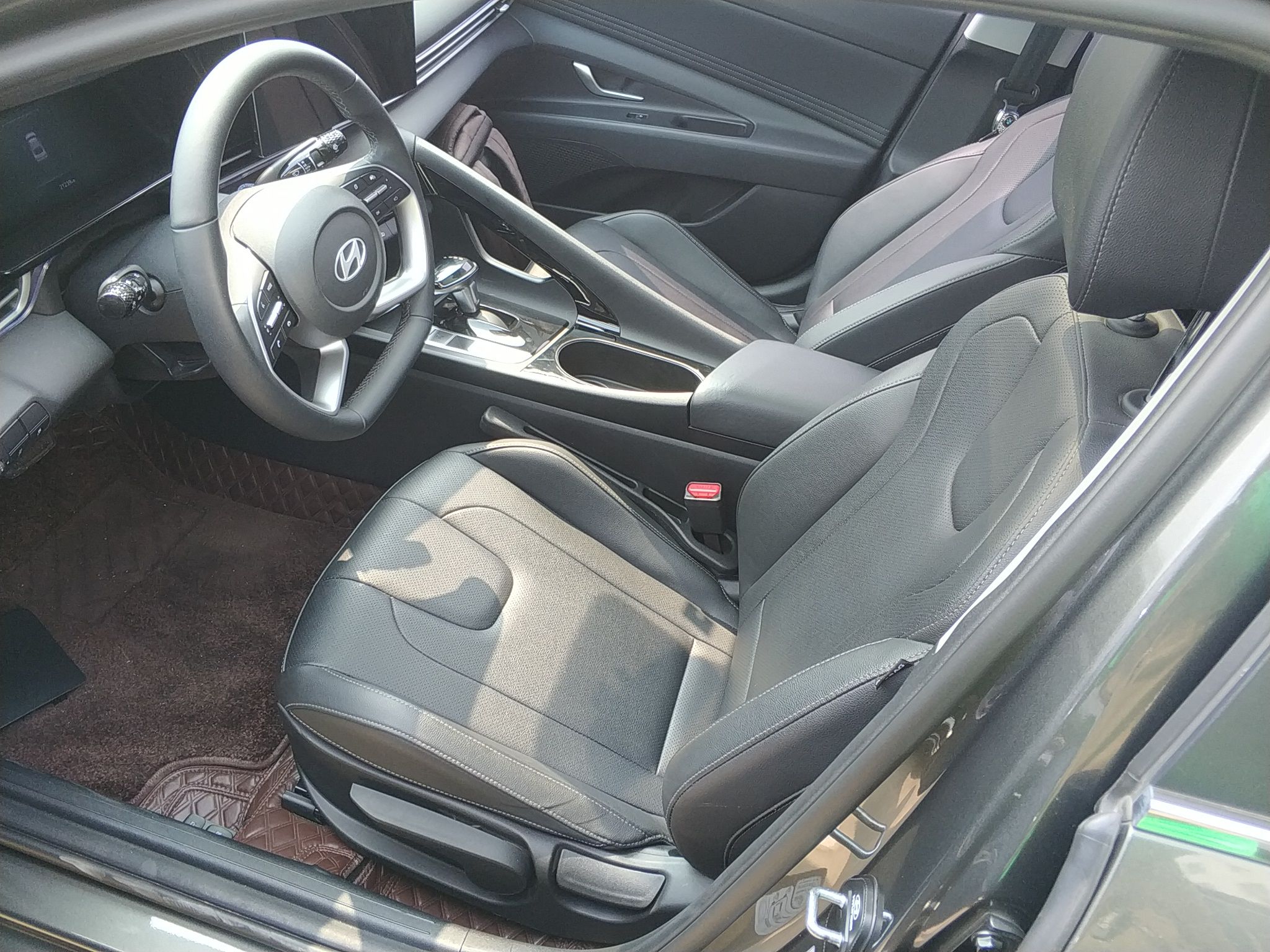 المقاعد الأمامية داخل السيارة