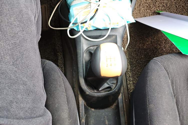 Used Nissan Livina 2010 Jingyue Edition 1.6L Manual All-Around Model Gear Lever