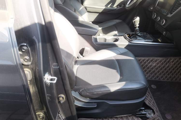 Used Isuzu D-MAX 2023 2.5T Manual Two-Wheel Drive Diesel Flagship Version with Long Wheelbase
