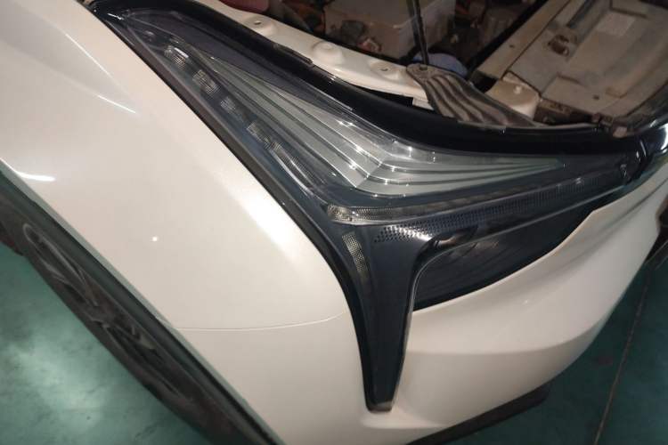 Used NETA U 2022 Zhi 400 Lithium-Nickel-Manganese-Cobalt Energy System Right Front Headlight