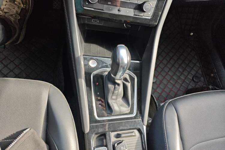 Used Jetta VS5 2022 280TSI Automatic Glory Edition Gear Lever