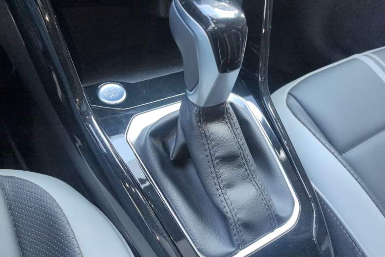 Used Volkswagen T-ROC 2024 300TSI DSG Two-Wheel-Drive Chen Guang Edition
