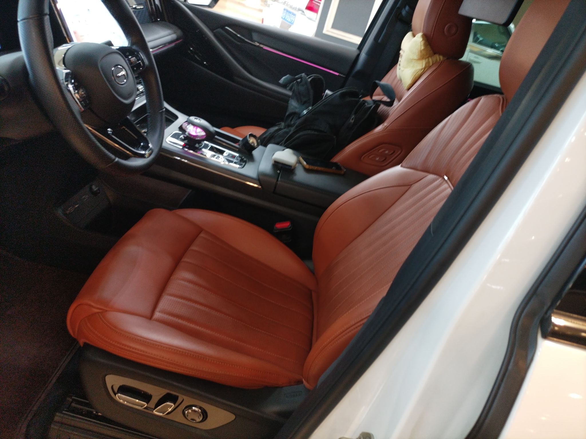 المقاعد الأمامية داخل السيارة