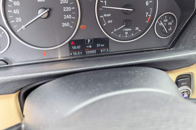 Used BMW 3 Series 2013 320Li Fashion Model Odometer Close Up