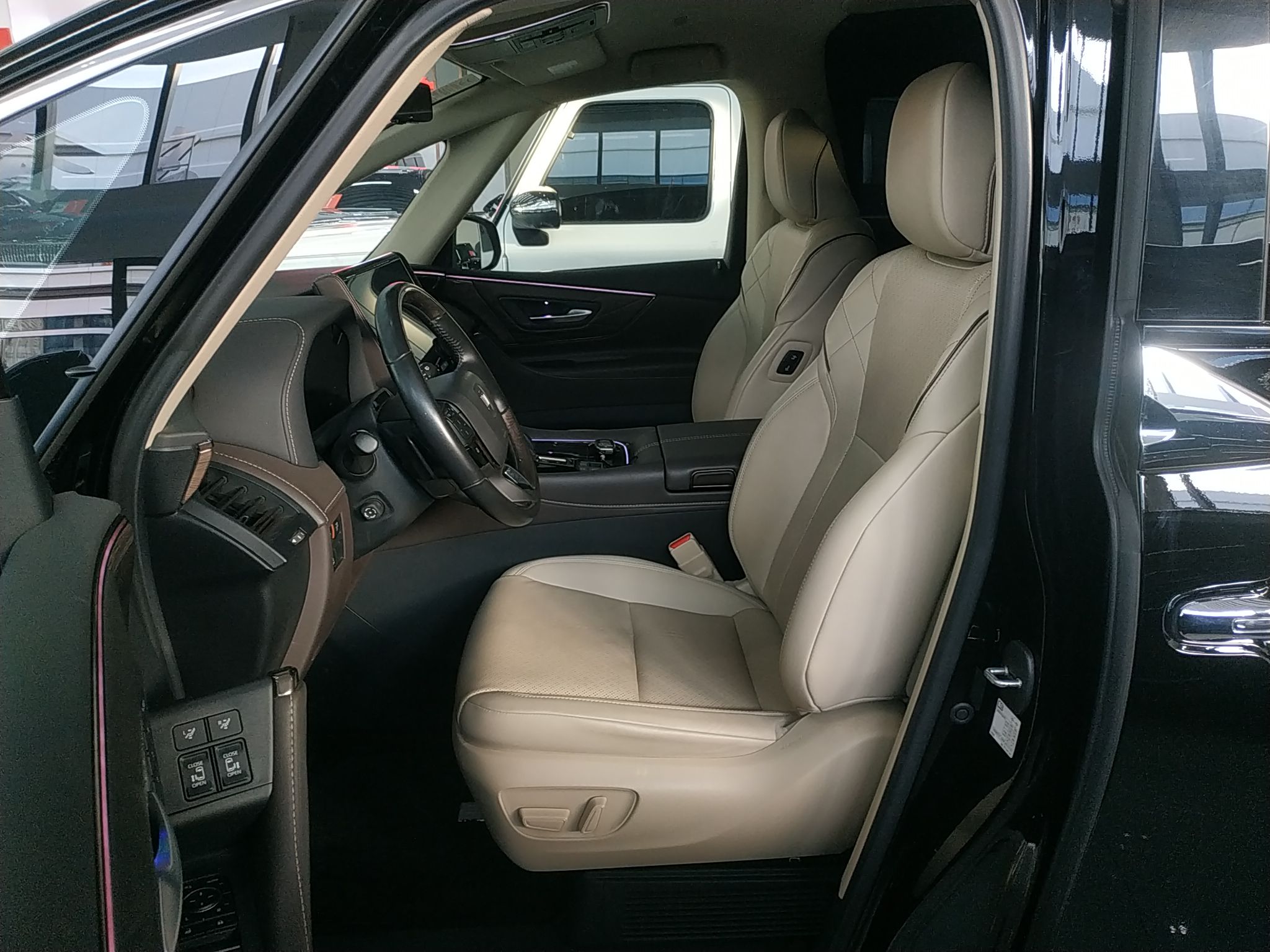 المقاعد الأمامية داخل السيارة