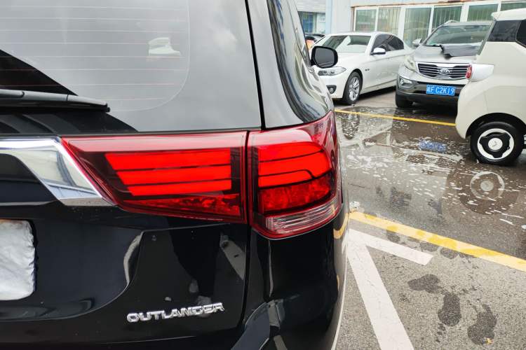 Used Mitsubishi Outlander 2021 Revised Version 2.0L Two-Wheel Drive Enjoyment Edition 5 Seats
