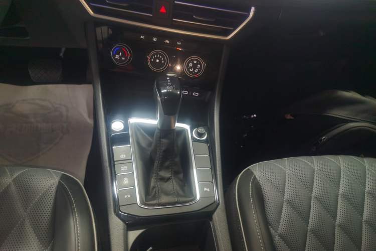 Used Volkswagen Sagitar 2023 300TSI DSG Excellence Edition Gear Lever