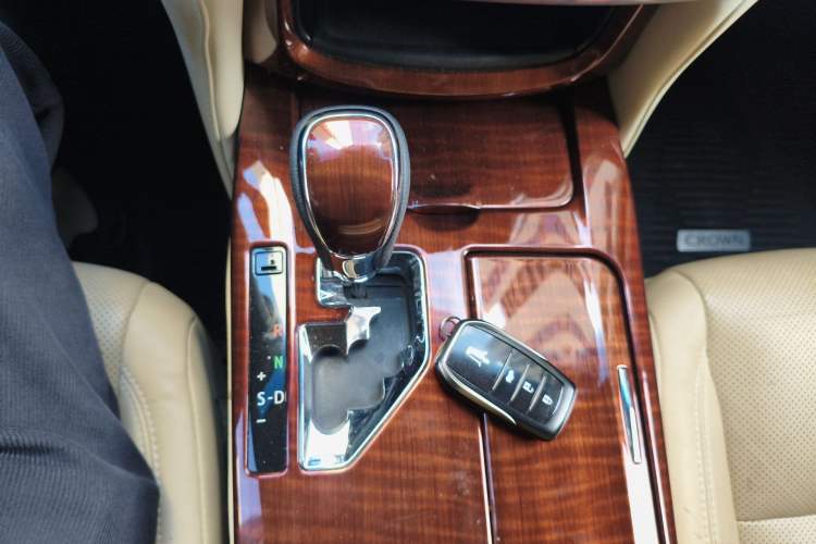 Used Toyota Crown 2015 2.0T Fashion Edition
