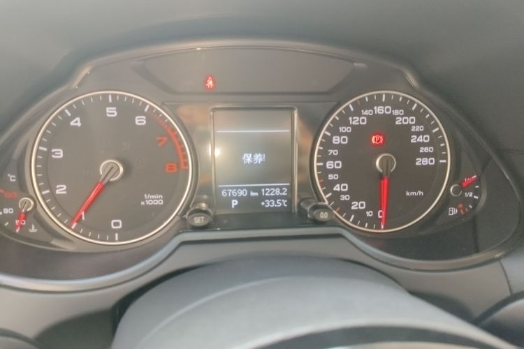 Used Audi Q5 2017 Plus 40 TFSI Ambition Model Odometer Close Up