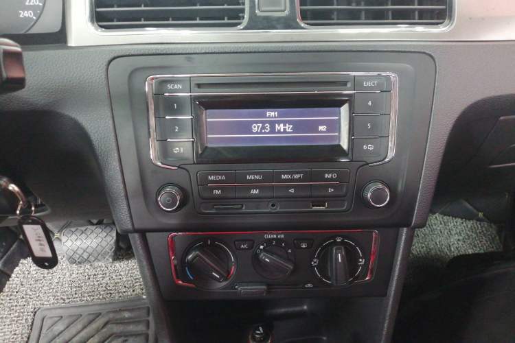 Used Volkswagen Santana 2015 1.6L Automatic Comfort Edition Audio And AC Panel