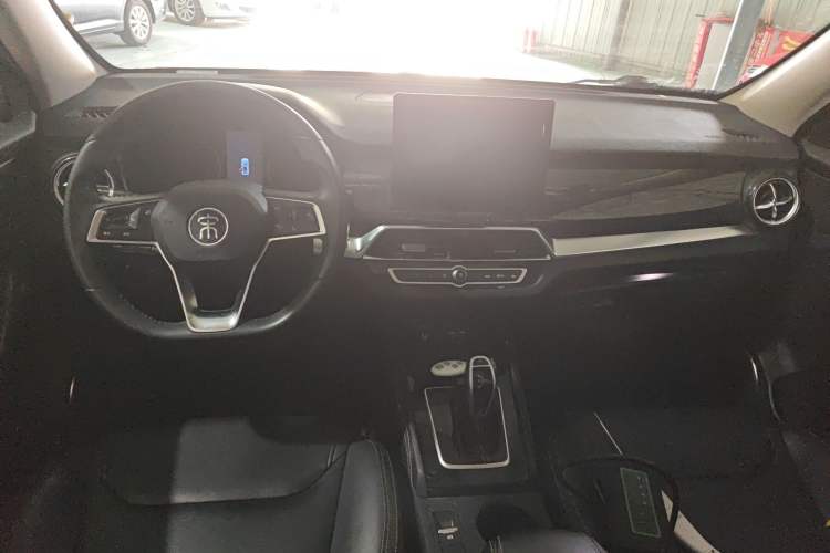 Used BYD Song 2020 Classic Edition 1.5T Automatic Elite Model Center Console