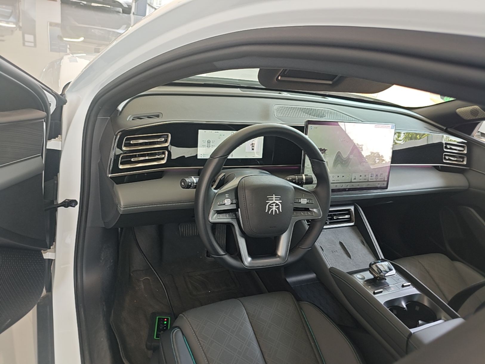 BYD Qin L 2025 DM-i Smart Drive 120KM Excellence Model — снимка 15