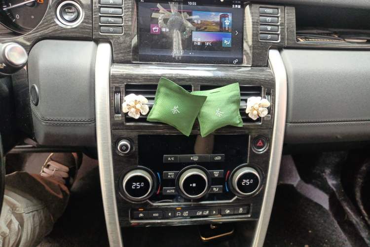 Used Land Rover Discovery Sport 2017 2.0T SE Audio And AC Panel