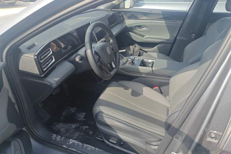 Used BYD Qin L 2025 DM-i Smart Drive 120KM Leading Model
