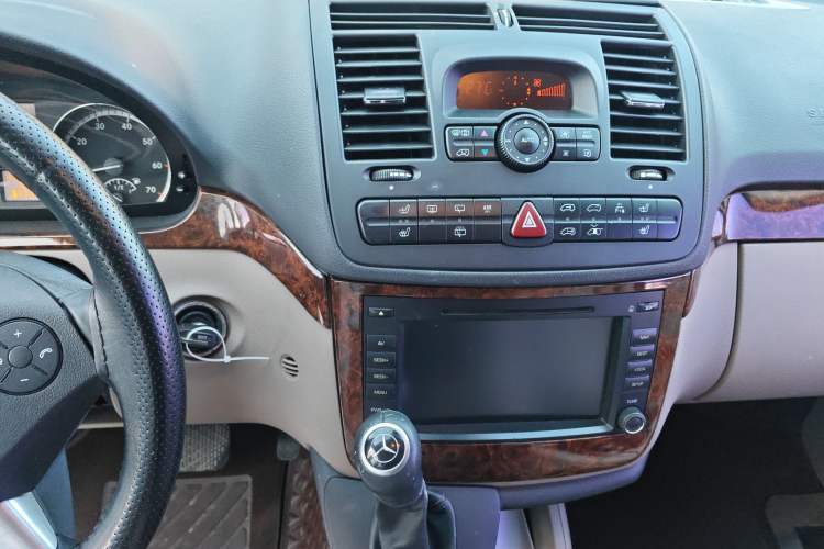 Used Mercedes-Benz Viano 2010 2.5L Prestige Edition Audio And AC Panel