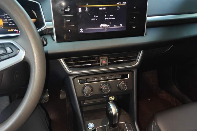 Used Volkswagen Tharu 2023 300TSI Two-Wheel-Drive Crescent Edition Audio And AC Panel