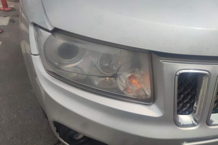 Used Jeep Compass 2011 2.4L four-wheel-drive sport version Right Front Headlight