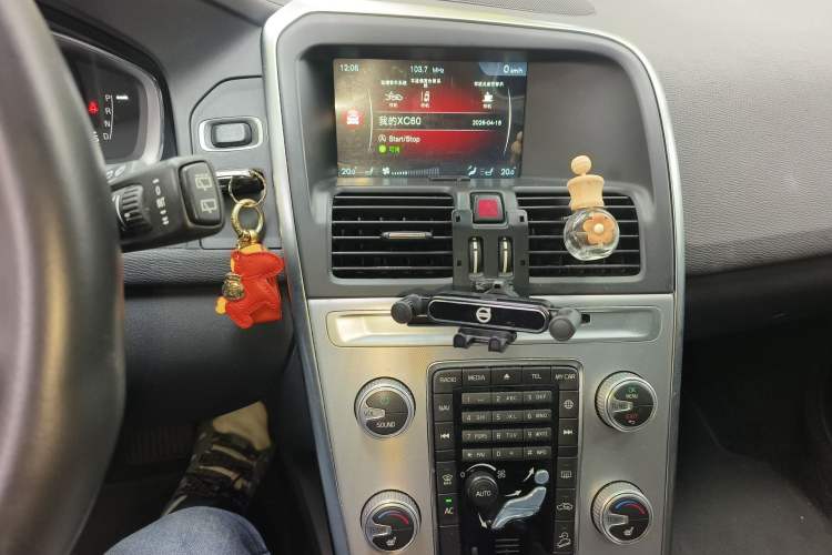 Used Volvo XC60 2017 T5 AWD Smart Range Edition Audio And AC Panel