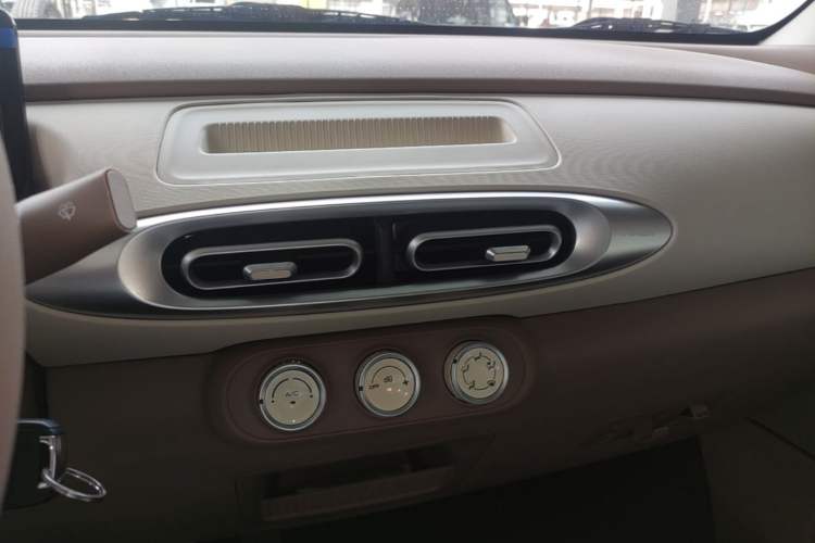 Used Wuling Hongguang MINIEV 2025 Four-Door Version Advanced Edition Audio And AC Panel