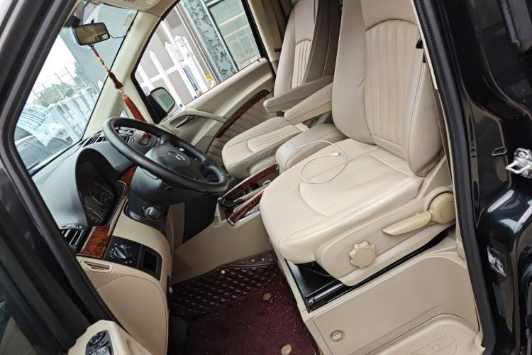 Used Mercedes-Benz Viano 2013 3.0L Comfort Edition
