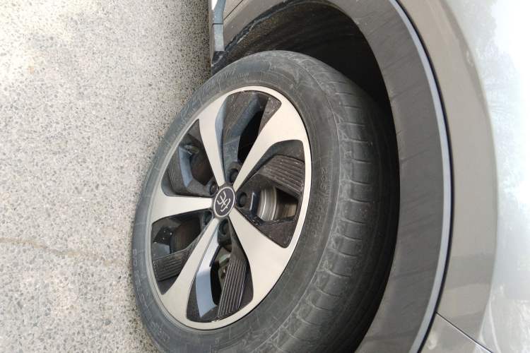 Used BYD Song PLUS New Energy 2021 DM-i 110KM Flagship PLUS Right Front Wheel Hub