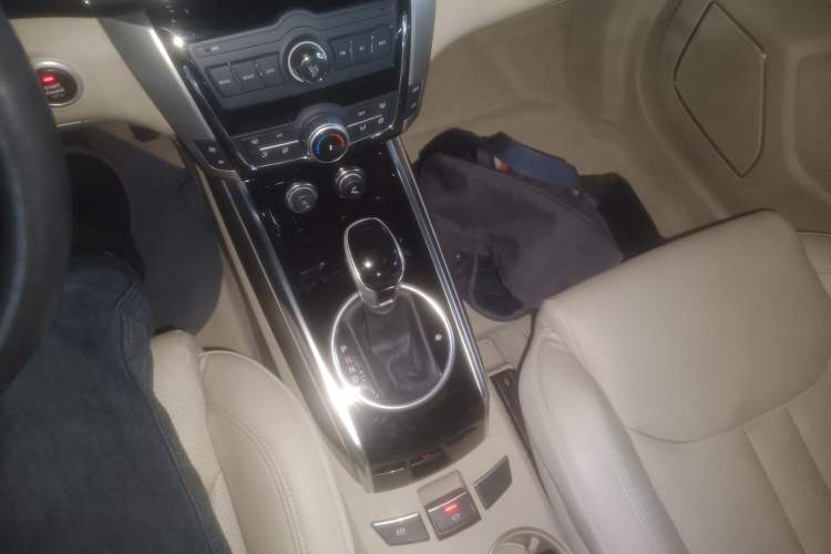 Used Zotye Domy X5 2017 Upgraded Model 1.5T CVT Landlord Edition Gear Lever