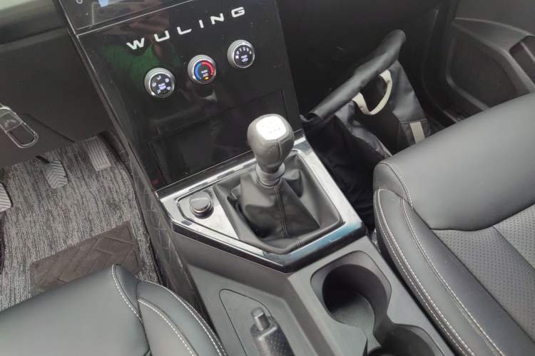 Used Wuling Zhengcheng 2021 1.5T Manual Luxury Version Gear Lever