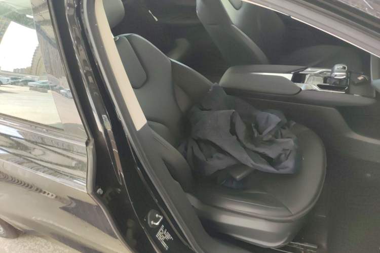 Used Hongqi E-QM5 2024 450km Range Commuter Version
