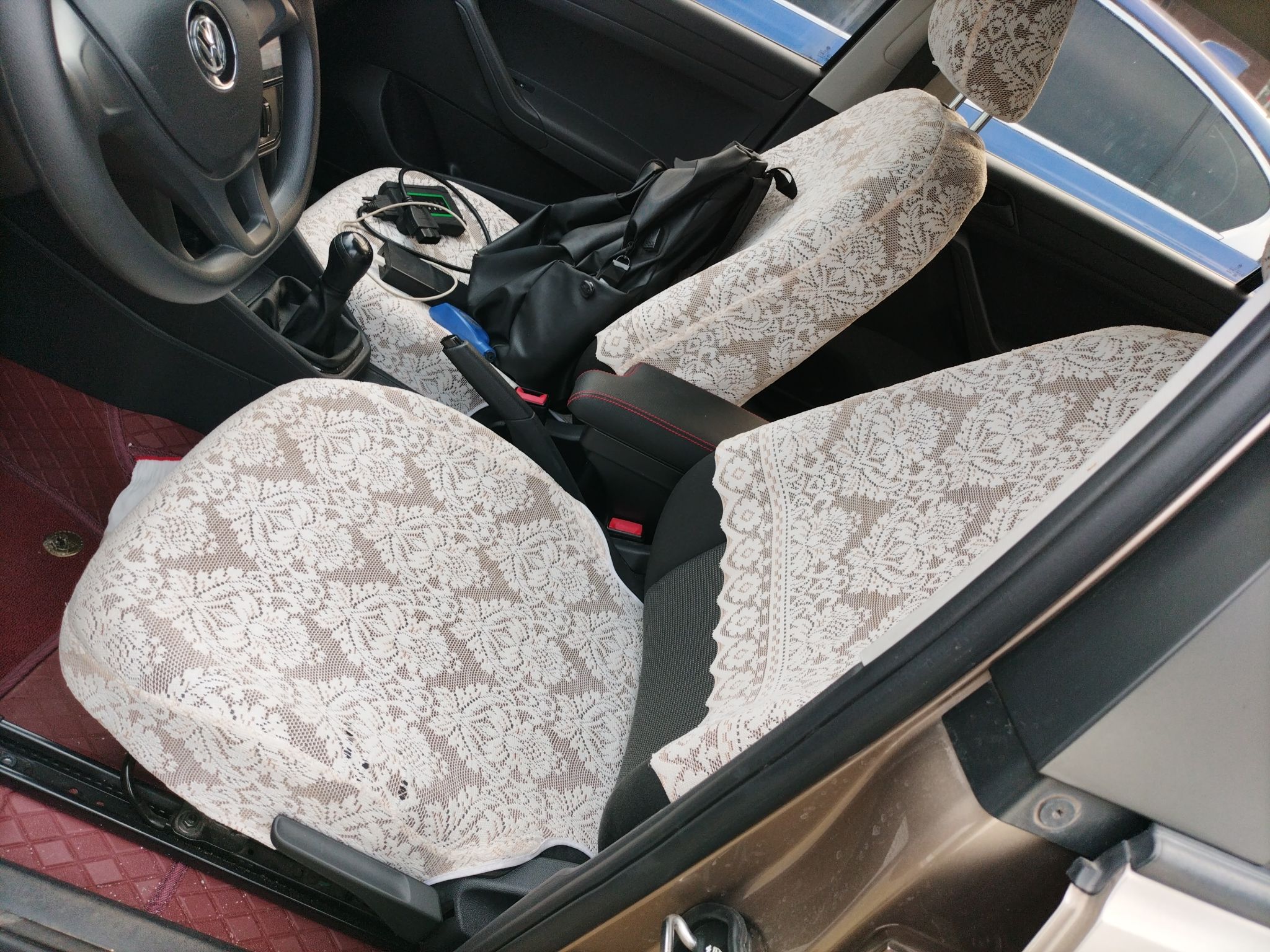 المقاعد الأمامية داخل السيارة