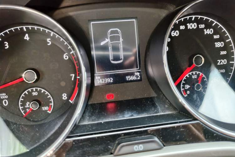 Used Volkswagen Touran 2016 Volkswagen Touran L 280TSI DSG Comfort Edition Odometer Close Up