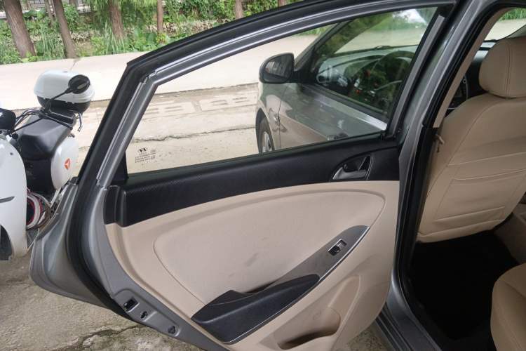 Used Hyundai Verna (older generation) 2014 1.4L Automatic Smart GLS Interior 8