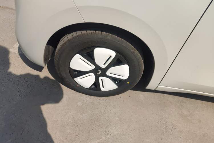 Used Wuling Hongguang MINIEV 2025 Four-Door Version Advanced Edition Left Front Wheel Hub